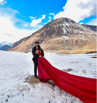 Couple Prewedding Shoot In Rohtang Pass